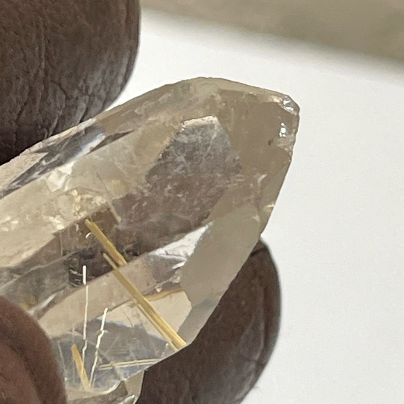 Mini Rutile in Quartz raw point - Picture 16 of 16